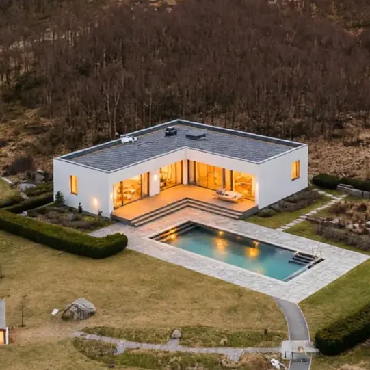 Flygbild över ett nybyggt hus med pool