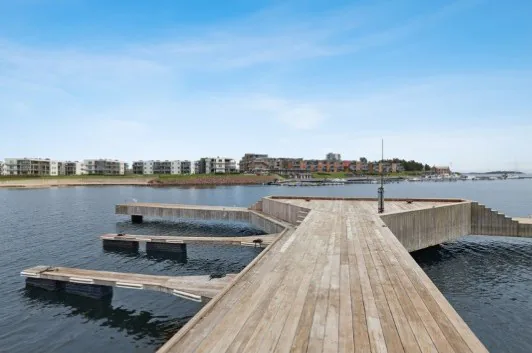 Träbrygga vid vattnet