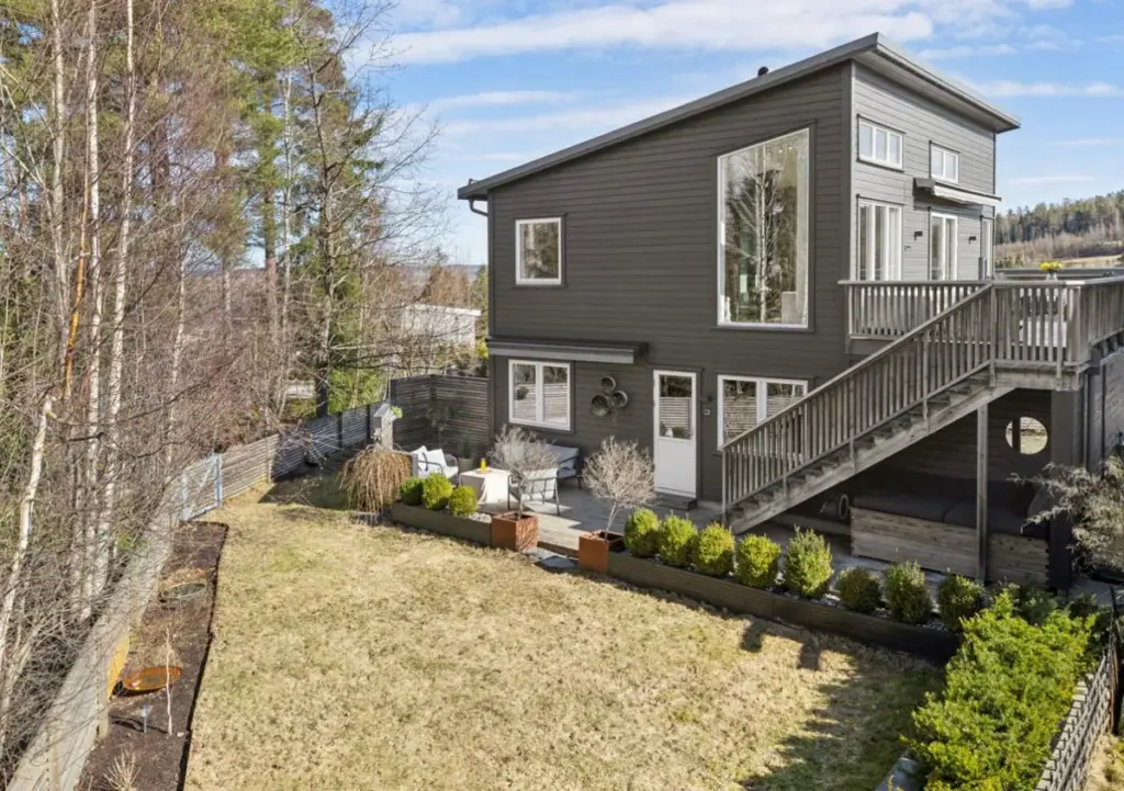 Hus med brunt gräs, originalbild