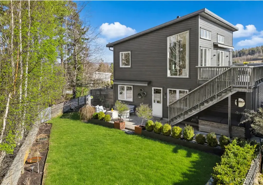 Samma hus med grön sommarträdgård