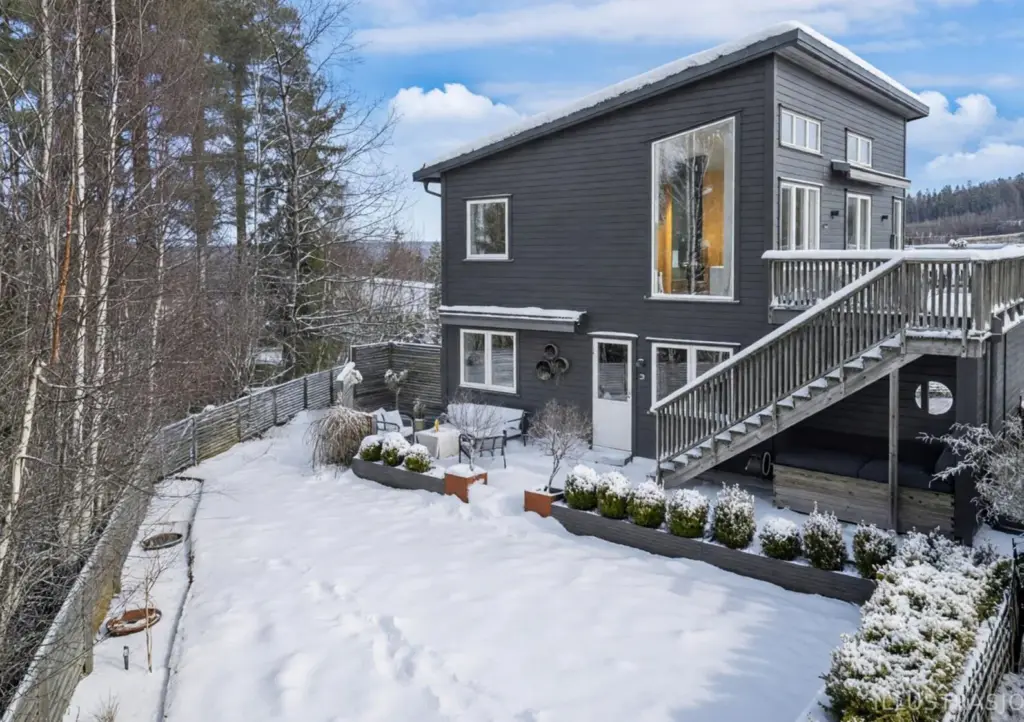 Samma hus i vinterlandskap