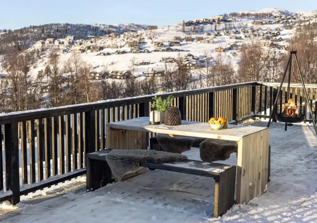 Stugterrass i dagsljus före